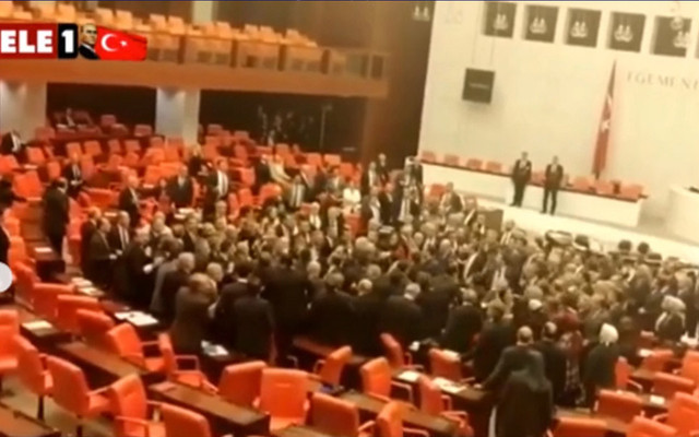 Meclis’te tekmeli, yumruklu kavga!