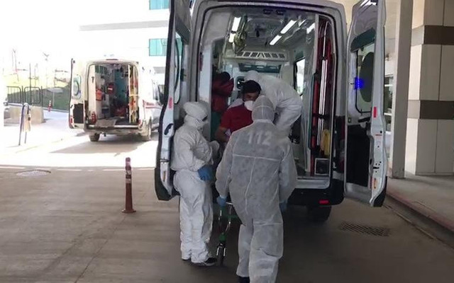 Bakan Koca, Salgın kapımızda deyip riskli yaş grubunu açıkladı