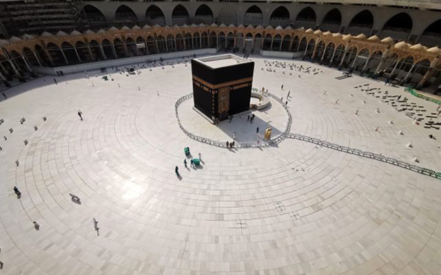 Suudi Arabistan'ın koronavirüsten dolayı umreyi yasaklamasından sonra Kabe boş kaldı