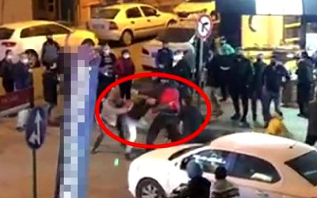 Fırın kuyruğunda tekme tokat birbirlerine girdiler