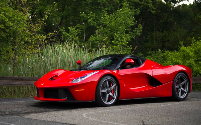 Ferrari'si var bin liralık yardıma başvurdu
