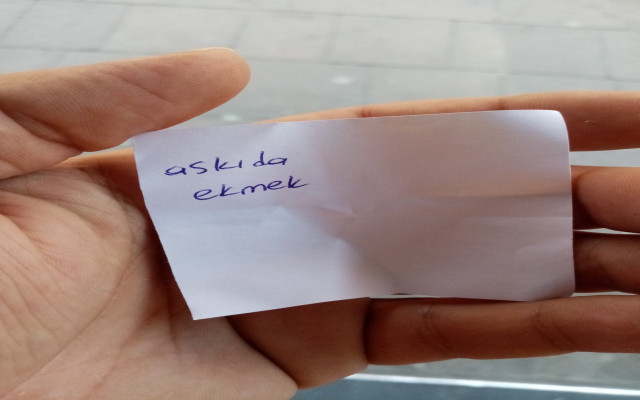 Bedava ekmek istemeye utandı,kağıda yazdı