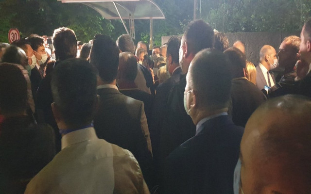Avukatların Meclis önündeki bekleyişi sürüyor