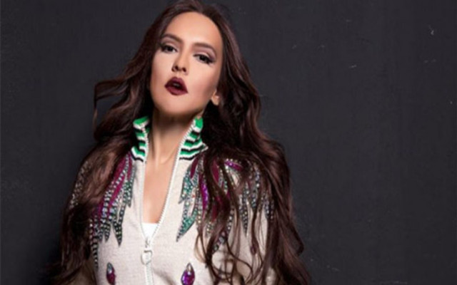 Demet Akalın bu kez futbola karıştı