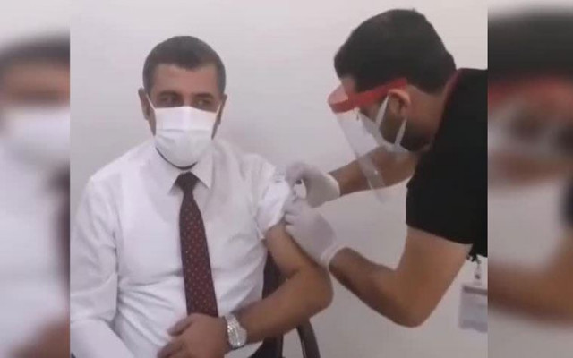 İnşaatçı vekil, sağlıkçı kontenjanından aşı oldu