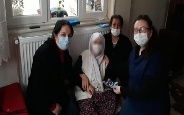 AKP bu kez törenle çorap dağıttı