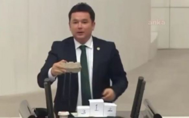 CHP'li vekil kürsüde yumurta kırdı