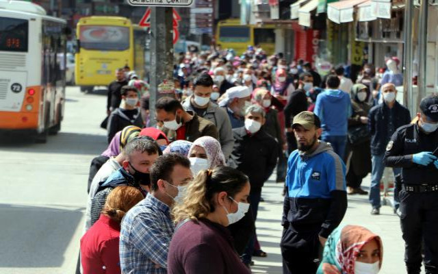 Yumurta ve süt dağıtımında da yüzlerce kişi kuyrukta