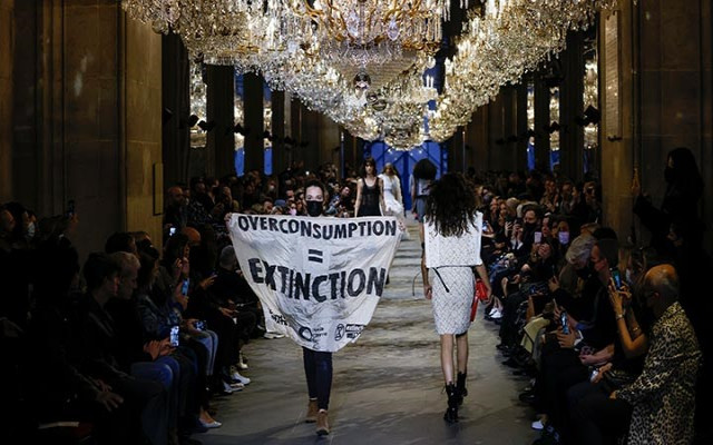 Louis Vuitton Defilesinde Aktivist Şoku