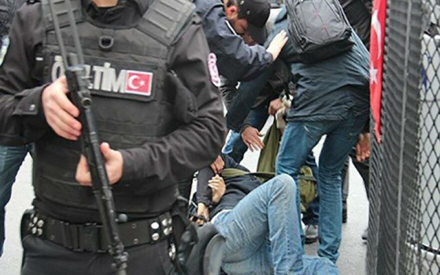 AYM’den Gazeteciye Ters Kelepçeye Tazminat Kararı