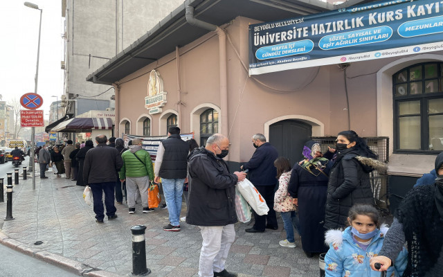 1 Liralık Ekmek Kuyruğu: İsmail Saymaz Paylaştı