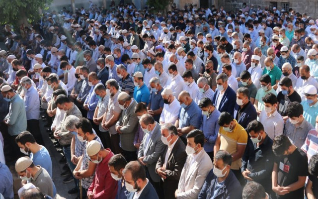 Tarikat Liderine Ayrıcalıklı Cenaze Töreni