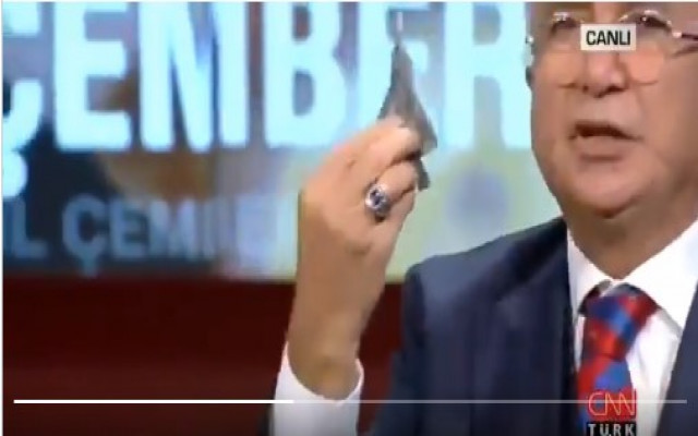Erdoğan'ın Danışmanı Milli Uçak Diye Oyuncak Uçak Gösterdi