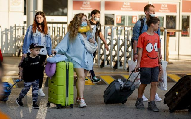 Kısıtlama Sona Erdi! Ruslar Antalya'ya Akın Etti