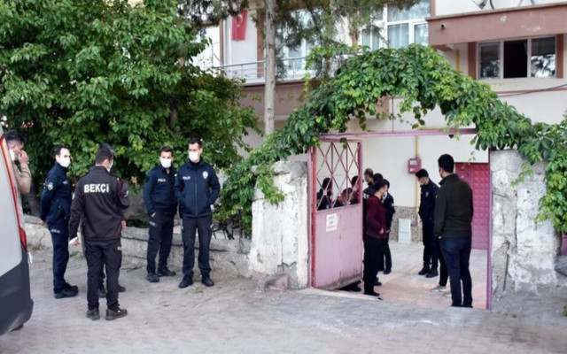 4 yaşındaki Kızının Yanında Eşinin Boğazını Kesti