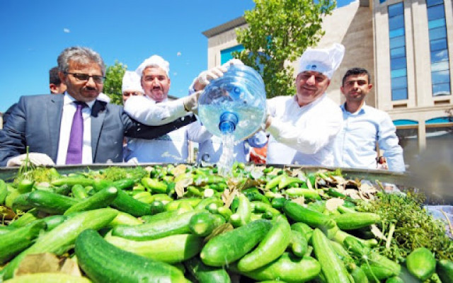 Üniversite öğrencileri ve Akademisyenler 1,5 Tonluk turşu kurdu