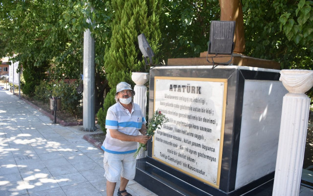 Atatürk Anıtına Çiçek Koymak Suç Sayıldı