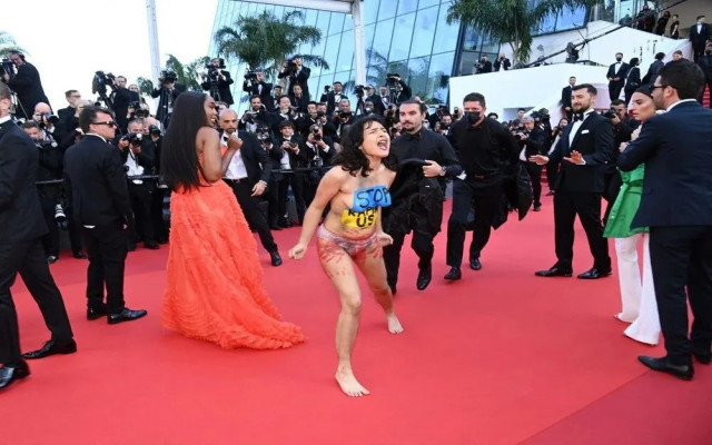 Cannes Film Festivalinde Ukrayna için Çıplak Protesto