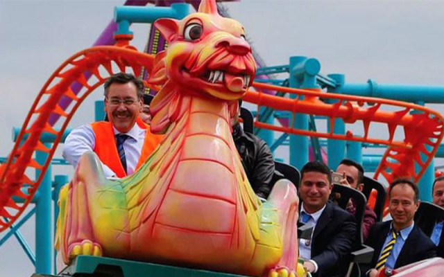 Gökçek Üzgün; Dinozorları Parçalamışlar...