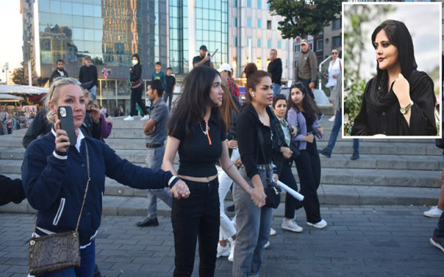 Taksim'de, Amini'nin ölümünü protesto etmek isteyen gruba polis engeli